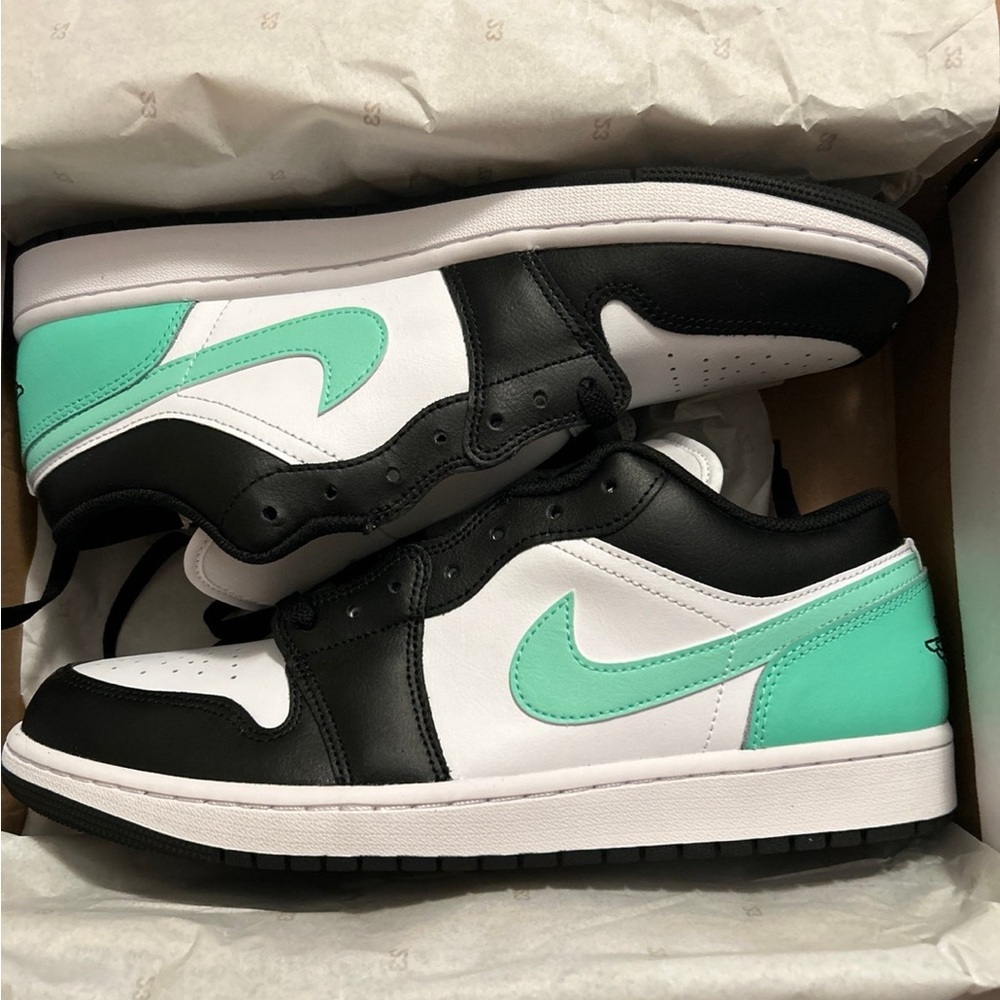 LIKE NEW. Jordan 1 Glow-12M
